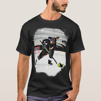 Rottweiler Hund spielt Eishockey T-Shirt