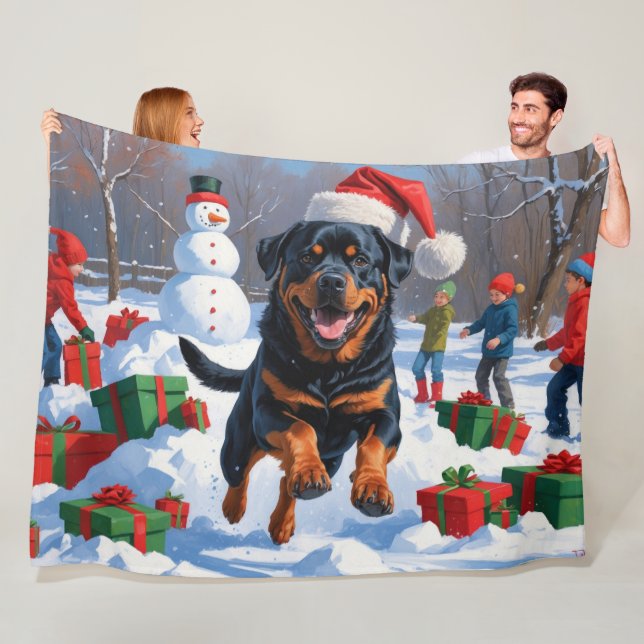 Rottweiler läuft im Schnee mit Weihnachtshut Fleecedecke (Beispiel)