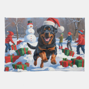 Rottweiler läuft im Schnee mit Weihnachtsmütze Geschirrtuch