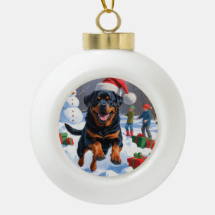 Rottweiler läuft im Schnee mit Weihnachtsmütze Keramik Kugel-Ornament
