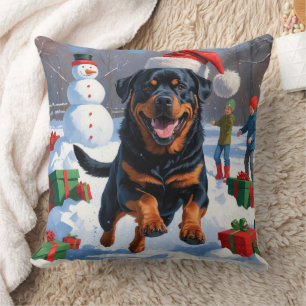 Rottweiler läuft im Schnee mit Weihnachtsmütze Kissen