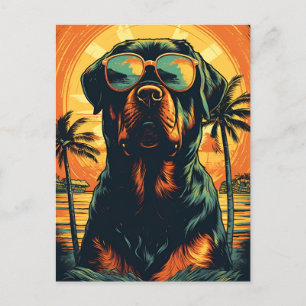 Rottweiler mit Sonnenbrille am Strand Postkarte