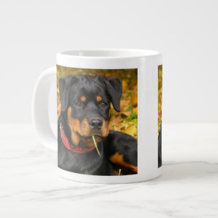 Rottweiler Pup auf dem Boden im Wald Jumbo-Tasse