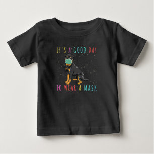 Rottweiler trage eine Maske, die einen guten Tag z Baby T-shirt
