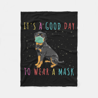 Rottweiler trage eine Maske, die einen guten Tag z Fleecedecke