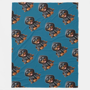 Rottweiler Welpe in Hooded Sweatshirt Fleecedecke