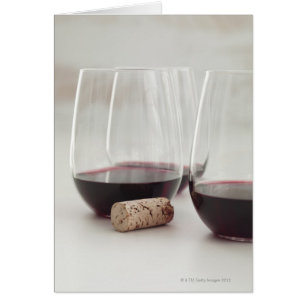 Rotwein in rostfreien Gläsern