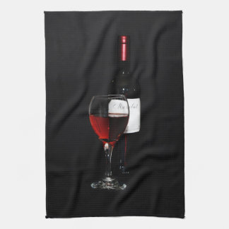 Rotweinglas und -flasche küchentuch