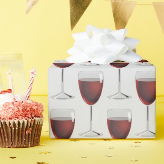 Rotweingläser auf grau geschenkpapier (Geburtstagsparty)