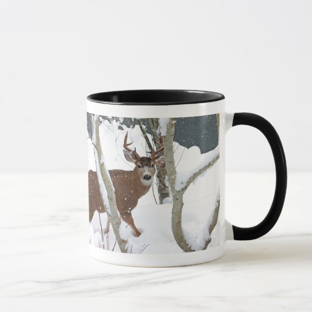 Rotwild-Dollar im Schnee im Winter Tasse (Rechts)