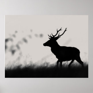 Rotwildhirsch-Silhouette im Nebel – Schwarz und We Poster