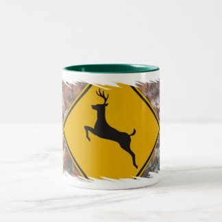 Rotwildüberfahrt Zweifarbige Tasse