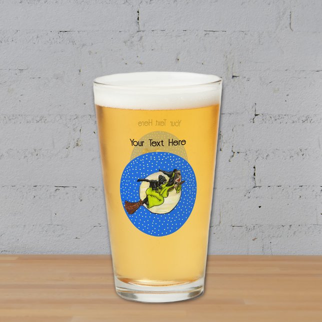 Rotzunge Schwarze Katze Flying Past Moon Broom Sta Glas (Fun Witch green dress flying on broom with cat past moon blue circle with stars glass drink tumbler.)