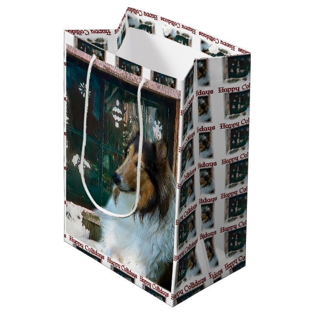 Rough Collie Christmas Mittlere Geschenktüte (Vorderseite Schrägansicht)