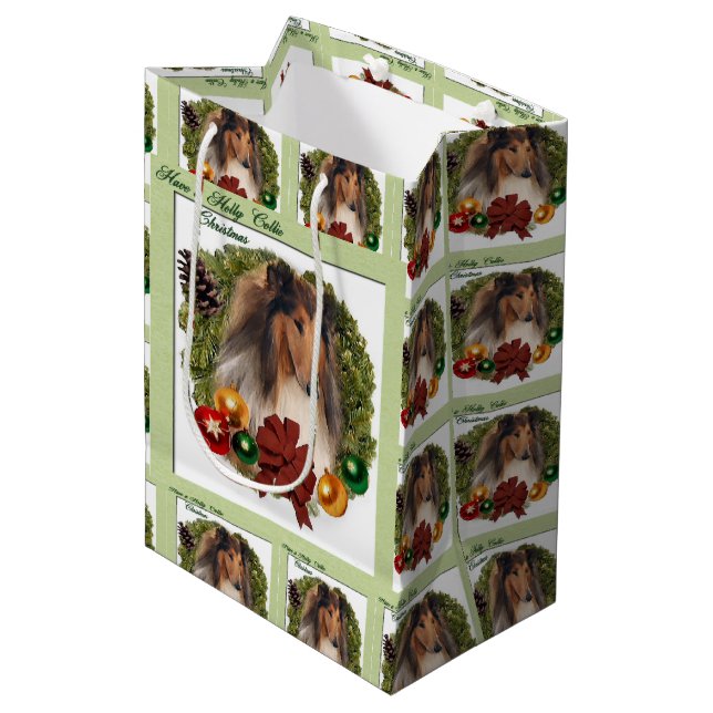 Rough Collie Christmas Mittlere Geschenktüte (Vorderseite Schrägansicht)