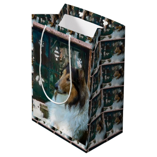 Rough Collie Christmas Mittlere Geschenktüte (Rückseite Schrägansicht)
