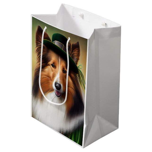 Rough Collie Dog in St. Patrick's Day Dress Mittlere Geschenktüte (Vorderseite Schrägansicht)
