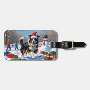 Rough Collie läuft im Schnee mit Weihnachtshut Gepäckanhänger