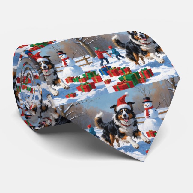 Rough Collie läuft im Schnee mit Weihnachtshut Krawatte (Gerollt)