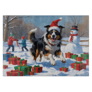Rough Collie läuft im Schnee mit Weihnachtshut Schneidebrett