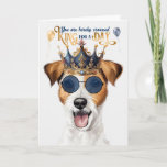 Rough Jack Russell Dog King für Day Funny Birthday Karte<br><div class="desc">Eine niedliche Aquarellfarbe eines rauen Jacks Russell Terrier in einer Regalkrone und passende blaue Sonnenbrille,  die mit einer lustigen Geburtstagsbotschaft für einen König passt.</div>