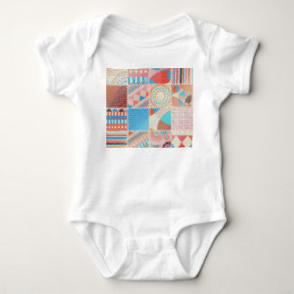 Rough Leinwand Patchwork: Texturierte Vintage Must Baby Strampler