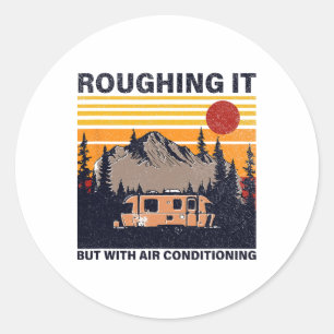 Roughing It, aber mit Klimaanlage Vintage-Camping Runder Aufkleber