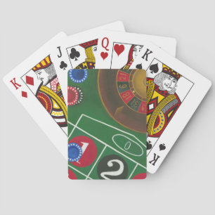 Roulette-Tabelle mit Chips und Rad Spielkarten