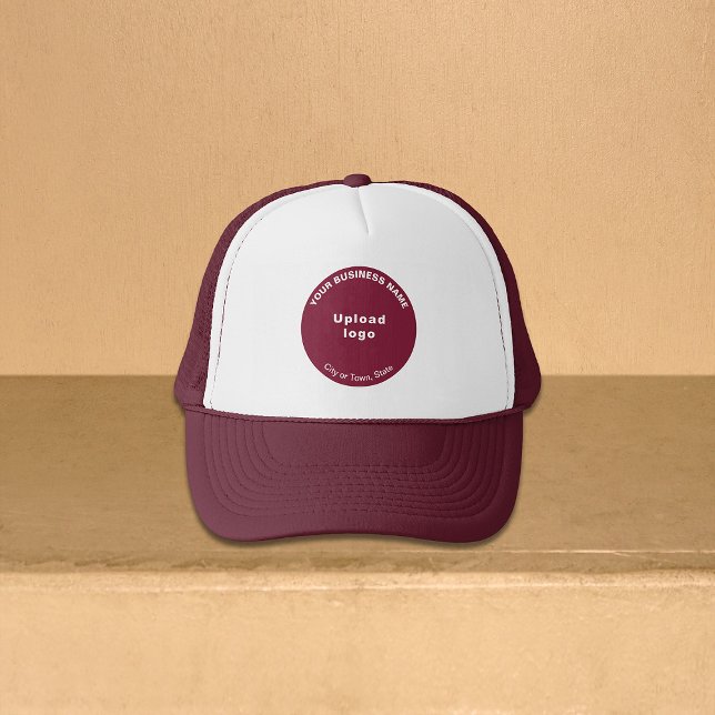 Round-Business-Marke auf Maroon und White Truckerkappe (Round business brand on maroon and white trucker hat)
