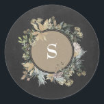 Round Sticker Christmas Chalet Kraft Holiday Flora<br><div class="desc">Das ist eine wunderschöne Vintage Blume und ein kraft- und chalkboard- und wasserfarbenmalter Urlaubsrundaufkleber für Weihnachtsgeschenk und Dekoration. In schönen,  sanften Farben auf einem kraftvollen Hintergrund gestrichen. Feierlich und schön! Wunderschöne Blumen. Urlaub18</div>