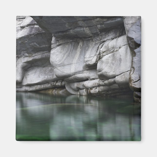 Rounded Rock Cliff by Verzasca River Magnet (Vorne)