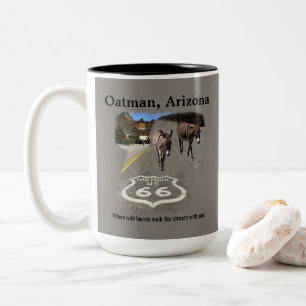 Route 66 Oatman Arizona Burros auf der Straße Zweifarbige Tasse