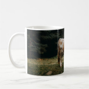 ROUTE UND WEISSE KLEINE KAFFEETASSE