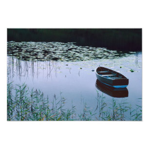 Rowboat auf einem kleinen See umgeben von Wasser Fotodruck