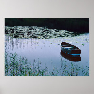 Rowboat auf einem kleinen See umgeben von Wasser Poster