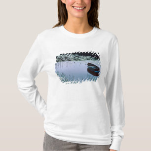 Rowboat auf einem kleinen See umgeben von Wasser T-Shirt