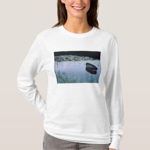 Rowboat auf einem kleinen See umgeben von Wasser T-Shirt