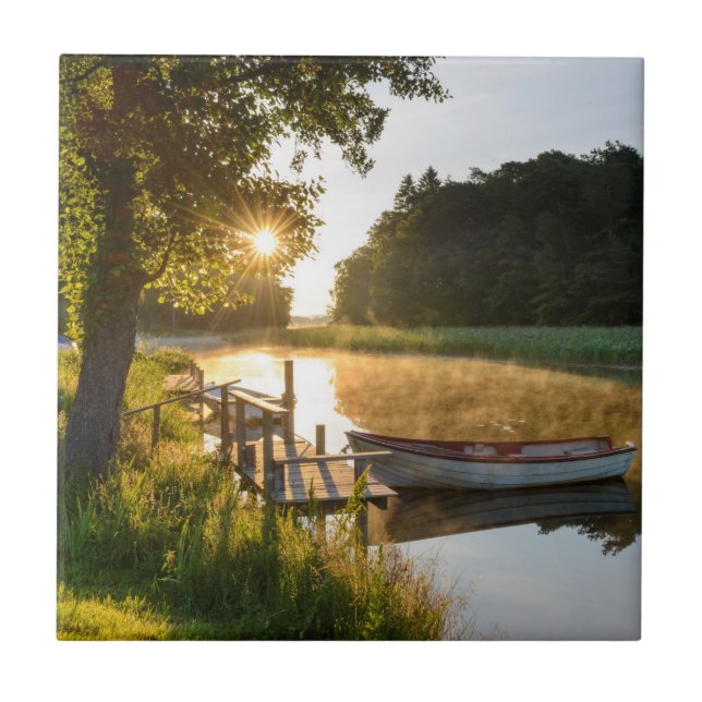 Rowboat festgemacht in See Fliese (Vorderseite)