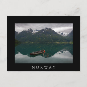 Rowboat mit Berglückspiegelung in Norwegen Postkarte