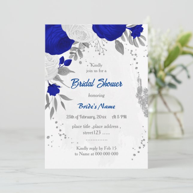 Royal Blau & Weiß Blume Silber Brautparty Einladung (Stehend Vorderseite)