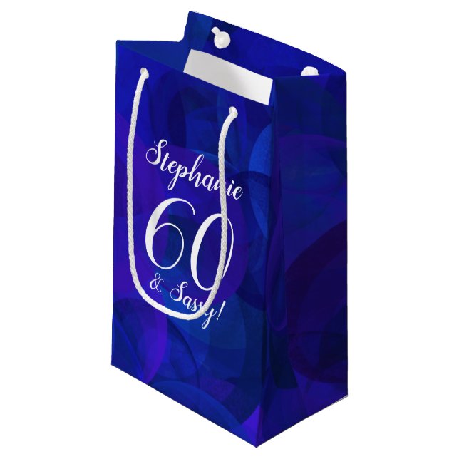 Royal Blue 60 und Sassy Birthday Party Kleine Geschenktüte (Vorderseite Schrägansicht)