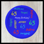 Royal Blue, 65. Geburtstagsparty, Wiederholung von Pappteller<br><div class="desc">Was für eine wunderschöne, personalisierte Papiertafel für eine 65. Geburtstagsfeier oder jede andere Gelegenheit. Name und Alter wiederholen sich in verschiedenen Schriftart und Primärfarben auf einem hellblauen Hintergrund. Einfach zu personalisieren - einfach den Namen, das Alter und die OCCASION an einem Ort ändern. Unterstützt Namen bis zu 9 Zeichen. Eine...</div>