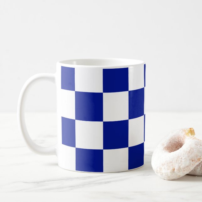 Royal Blue and White Checkered Pattern Tasse (Mit Donut)