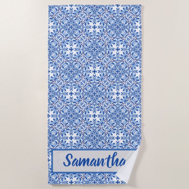 Royal Blue and White Geometric Mediterrane Tile Strandtuch (Vorderseite)