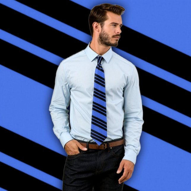 Royal Blue & Black Krawatte mit Diagonal Streifen (Man wear royal blue and black stripes necktie.  Background matches the tie design.)