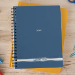 Royal Blue Bottom Stripe Spiral wöchentlich Planer<br><div class="desc">Einfach persönlicher Schreibwarenplaner mit sauberer moderner Typografie,  modernen Hintergrundfarben und klassischem Streifen. Jährlicher Planer (12 Monate) mit offenen monatlichen Übersichten und wöchentlichen Planungsblättern. Bedecken Sie eine kuratierte Auswahl an modernen Farben. Kontaktieren Sie uns für Hilfe bei der Personalisierung oder Erstellung einer speziellen Farbkombination.</div>