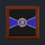 Royal Blue Elegant Monogram Schmuckschachtel<br><div class="desc">Eine königsblaue und goldene geometrische Band mit einer eleganten Monogramm-Medaille macht eine schöne Sake-Box. Fügen Sie Ihr gewünschtes Monogramm anstelle des Musters in der Design-Vorlage für ein wirklich besonderes Geschenk geeignet für Geburtstage,  Weihnachten,  Ruhestand,  Jahrestage,  Hochzeiten und mehr.</div>