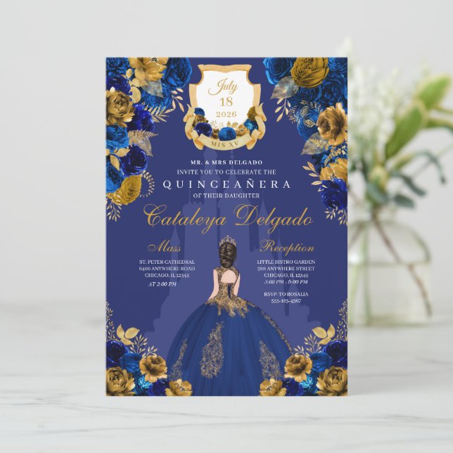 Royal Blue & Gold Princess Castle Quinceañera Einladung (Stehend Vorderseite)