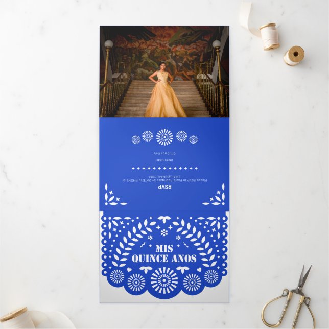Royal Blue Papel Picado Mis Quince Años Dreifach Gefaltete Einladung (Außenbereich)