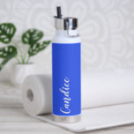 Royal Blue Personalisiert Wedding Bridesmaid Trinkflasche<br><div class="desc">Geben Sie Ihrer Hochzeitsjury oder Ihrer Trauzeugin diese trendige, vakuumgekühlte Wasserflasche, die ihren Namen in weißem, stilisiertem Schrift auf einem königsblauen Hintergrund hat, der zu Ihrem Hochzeitsfarbenschema passt. Stellen Sie die Flasche nach Belieben durch Bearbeiten und Ersetzen des Namens durch Ihren eigenen Namen ein. Wählen Sie Ihre Wasserflasche. Erhältlich in...</div>